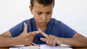 Le comptage sur les doigts et l’apprentissage du calcul chez l’enfant : résultats d’une étude et implications pédagogiques